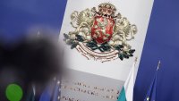 Тристранката обсъжда линията на бедности