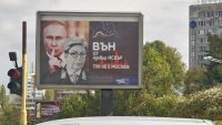 Билборд с надпис „Тук не е Москва“ цъфна пред руското посолство в София