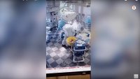 Руски лекари спокойно извършват операция по време на мощното земетресение ВИДЕО