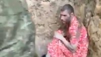 За наказание: Пратиха в &ldquo;месомелачката&rdquo; руски войник облечен в рокля (ВИДЕО 16+)
