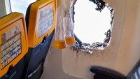 Никой от стюардите на Ryanair не помогнал на мъжа, засмукан от спукания прозорец на самолет