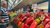 Гърци масово пътуват до България за евтина храна и горива 