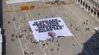 Победа за протестиращите във Венеция: Безос премести едно то партитата си