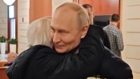 Путин има и сърце: Заведе учителката си на вечеря в Москва ВИДЕО