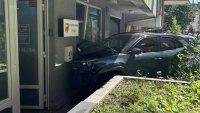 В София: Лек автомобил &ldquo;влезе&rdquo; в дентален кабинет