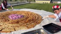 Кулинарен рекорд: В Казанлък приготвиха най-дългата вита баница с рози