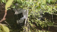 Камион полетя в дере, шофьорът се е отървал само с уплаха СНИМКИ
