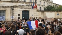 Петнадесетгодишен ученик загуби ръката си при протест във френския град Ланс