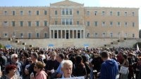 В Гърция забраняват със закон протестите пред парламента