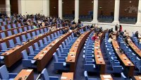 Драма в НС: Залата се изпразни докато сравняваше еврото с нацизма 