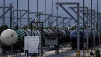 Петролът падна до 76 долара, колкото преди войната между САЩ и Иран