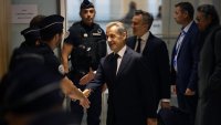 Саркози влиза в затвора, където са търкали нара Драйфус, Нориега и Карлос Чакала