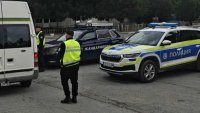 Задържаха чужденец с девет нелегални мигранти край Пасарел