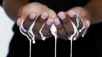 Нокти „кокосово мляко“ – най-нежното предложение за края на лятото
