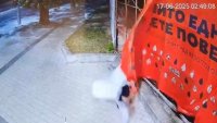 Бащата на Сияна с видео: Млад мъж къса инсталация в памет на загинали деца
