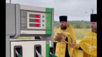 Свещеници борят недостига на гориво в Русия освещавайки... бензиностанции ВИДЕО