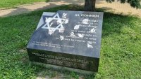 Поругаха паметника на спасителите на бургаските евреи с лепенки на ген. Луков