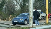 В кадър: Дърво падна върху бус с арестанти
