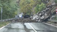 Тонове камъни се свлякоха на пътя Асеновград - Смолян, затвориха го 
