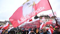 Хиляди поляци протестират във Варшава