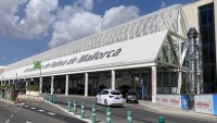 В час пик се откърти част от покрива на летището в Майорка