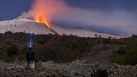 Лава се спусна по заснежените склонове на Етна ВИДЕО