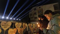Свещи и сълзи пред "Пулс" година след трагедията в Кочани СНИМКИ