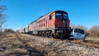 Товарен влак блъсна кола на жп прелез в Симеоновград