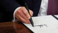 Тръмп диктува правилата, а Европа никога не е изглеждала по-слаба