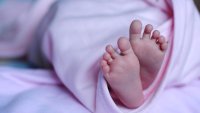 Бебето, което беше само на балкона в Солун, е в педиатрична клиника