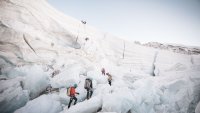 1000 души са блокирани от тибетската страна на Еверест заради виелица
