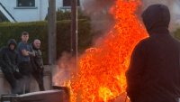 Полицията използва водни оръдия срещу протестиращите в Белфаст (СНИМКИ)