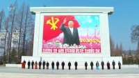 Гигантските стенописи на Ким в Северна Корея издигат култа към личността на нови висоти