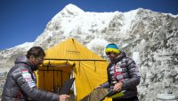 Евакуирани са всички алпинисти, блокирани на Еверест