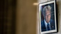 Тръмп премести портретите на Обама и Буш на скрито стълбище