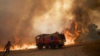 Пожарът на Парос излезе извън контрол: Евакуират населени места ВИДЕО