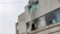 Силен вятър отнесе част от покрив на блок в Айтос