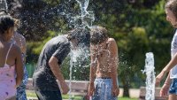 В КАДЪР Деца и родители търсят прохлада в парк "Възраждане"