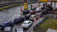 Русия произвежда едва 65% от необходимото гориво за потребителите 