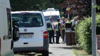 Мъж застреля проверяващ за оръжие в Германия и се барикадира 