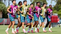 Не головете, а розовите бутонки привлякоха погледите на Световното