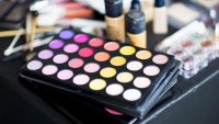 Душ гел, лакове, вакса...над 1/3 от забранените опасни стоки са козметика