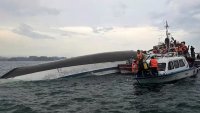 Корабче се обърна във Виетнам, 34 туристи загинаха
