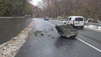 Голяма скала падна на пътя Банско - Гоце Делчев, спря движението