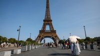Част от стълбището на Айфеловата кула бе продадено за 450 160 евро