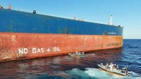 Без газ и нефт: Активисти на "Грийнпийс" с акция върху анкера "Кайрос" в Бургас 