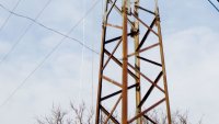Момче е с опасност за живота от токов удар, качило се на електрически стълб