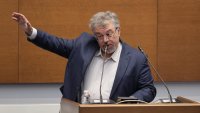 Сблъсъци в НС: Манол Пейков се опита да залее с вода свой колега 