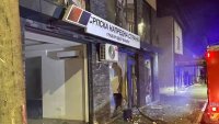 С псувни и освирквания посрещнаха Вучич пред потрошените офиси на партията му ВИДЕО