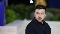 От шоумен до главнокомандващ: Борбата на Зеленски за балансиране между война, управление и доверие